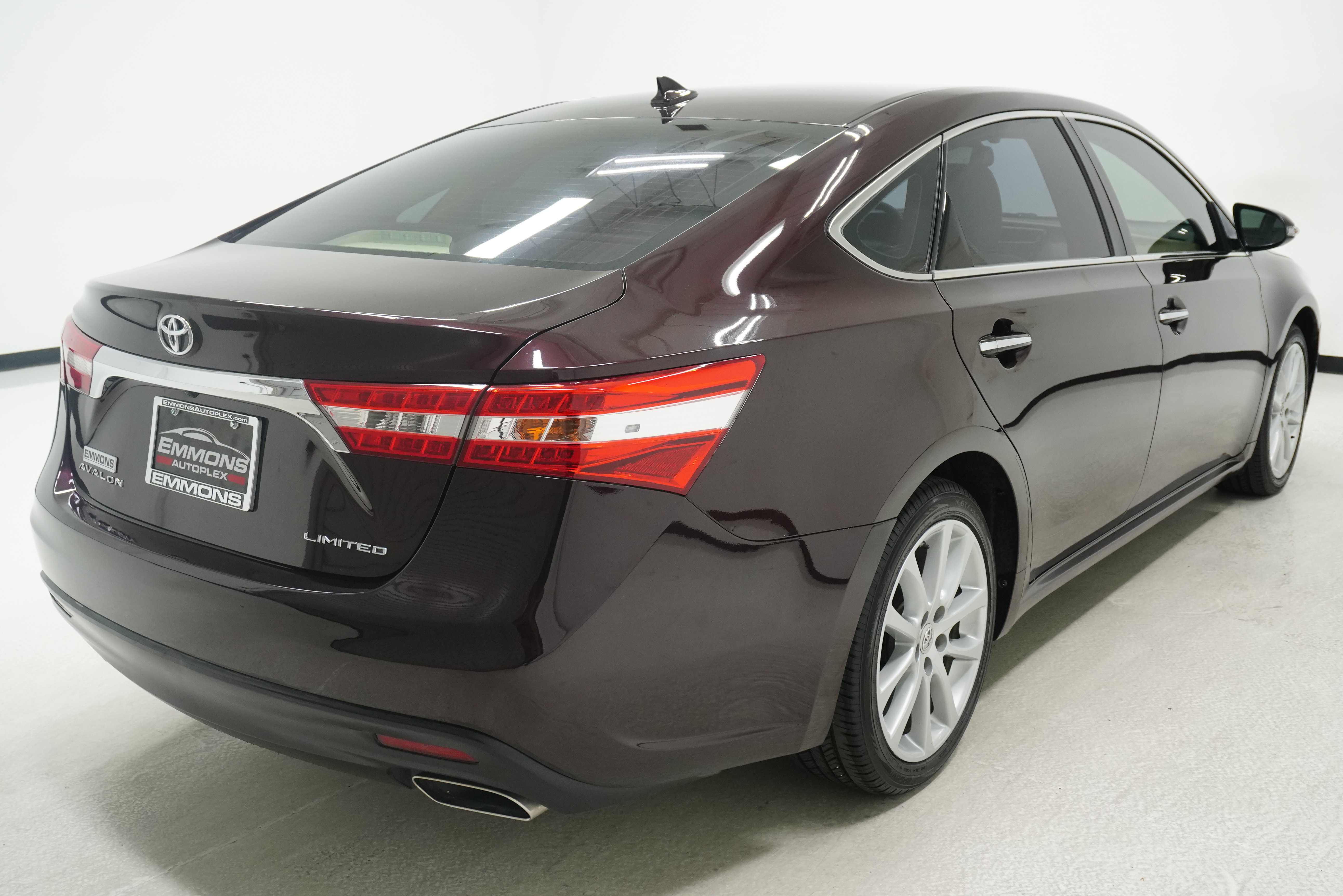 Used 2015 Toyota Avalon Limited w/ Technology Package FWD image 4