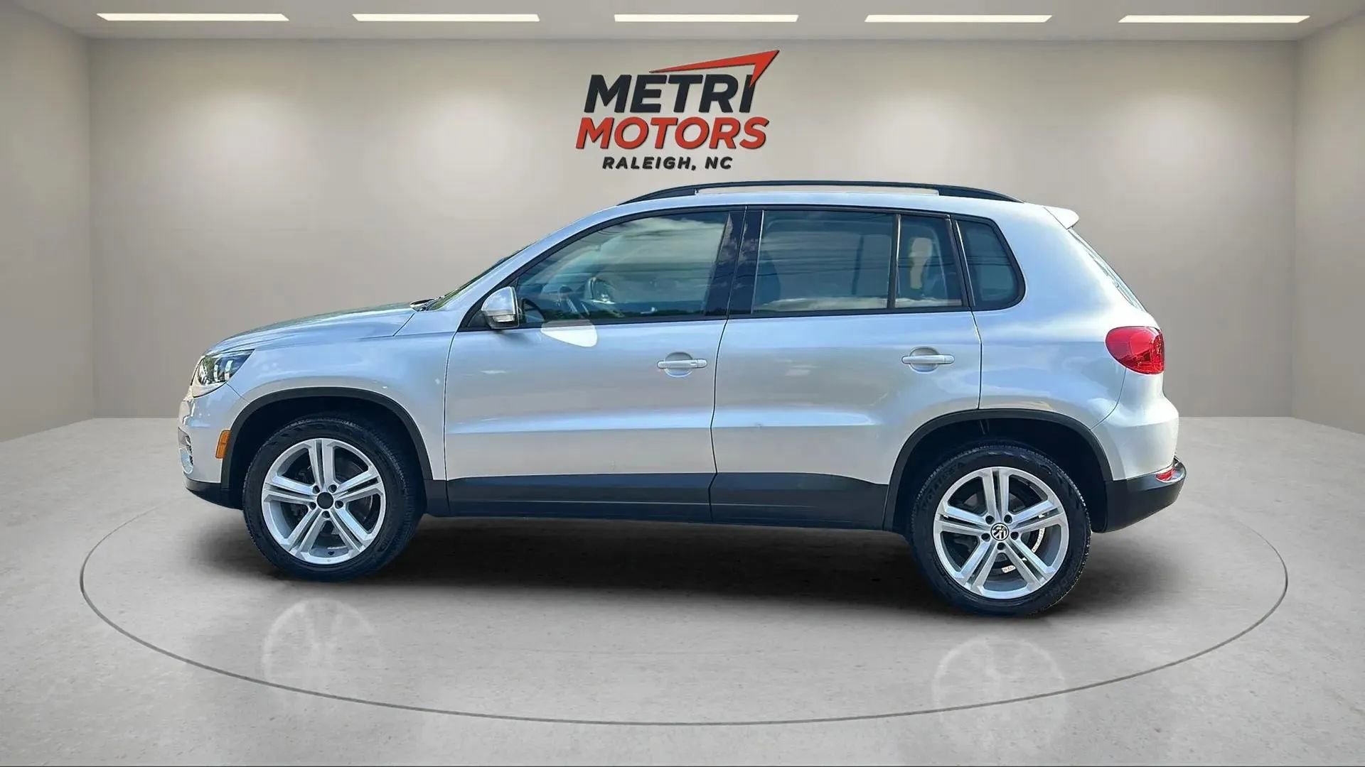 Used 2016 Volkswagen Tiguan S image 8