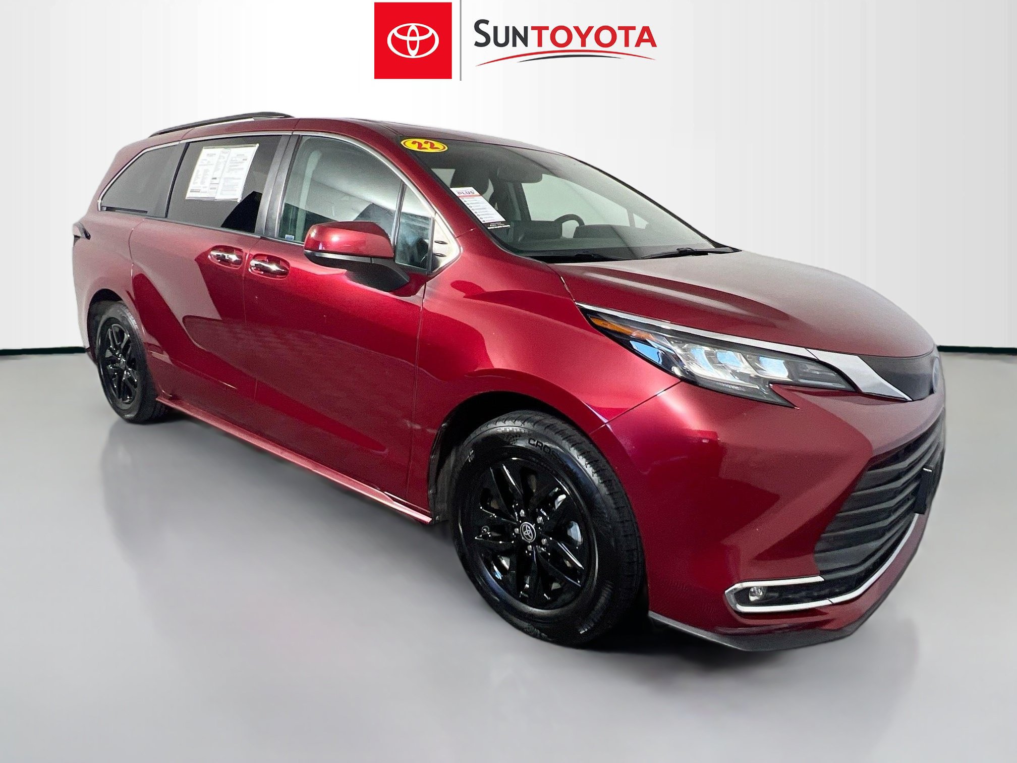 Used 2022 Toyota Sienna XLE FWD image 1