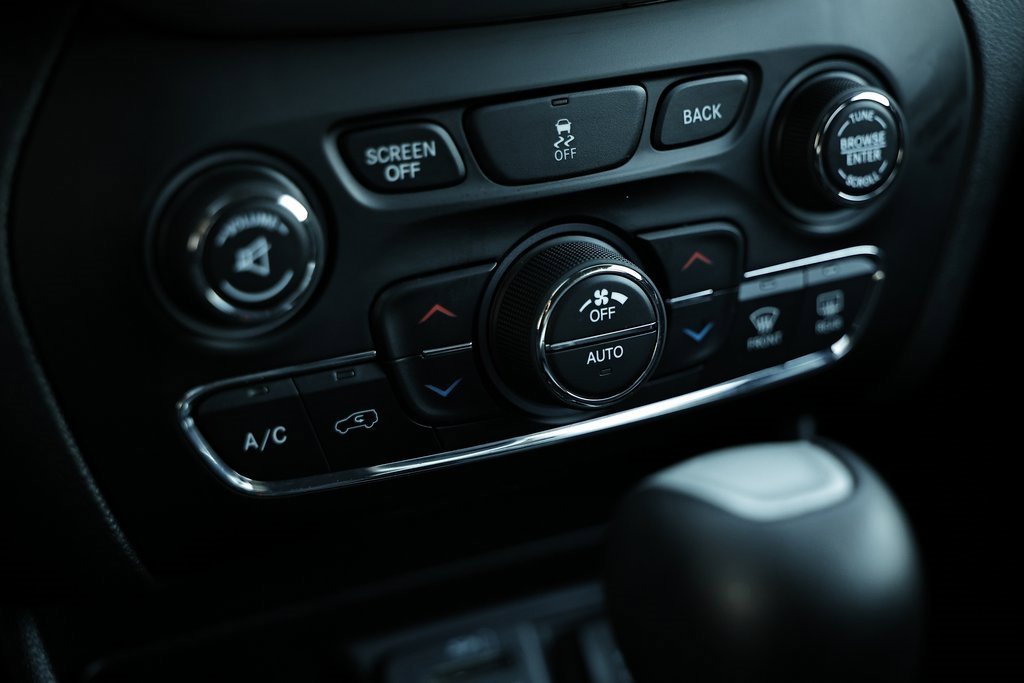 Used 2018 Jeep Cherokee Latitude Plus w/ Comfort/Convenience Group image 35