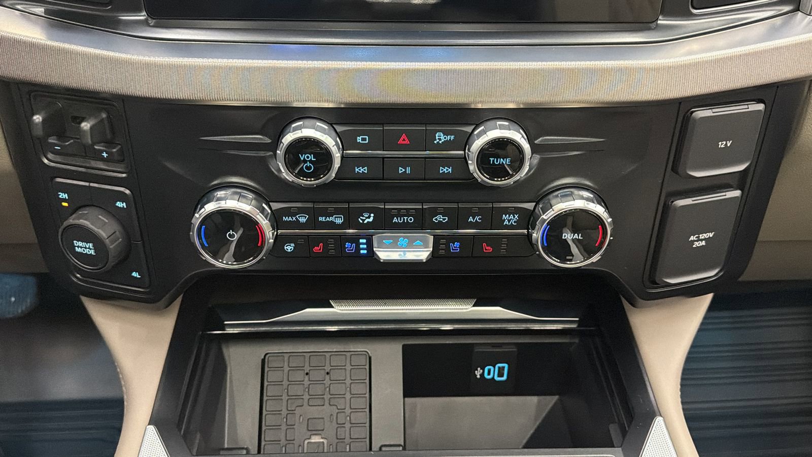 Used 2026 Ford F450 Platinum w/ Platinum Plus Package image 25