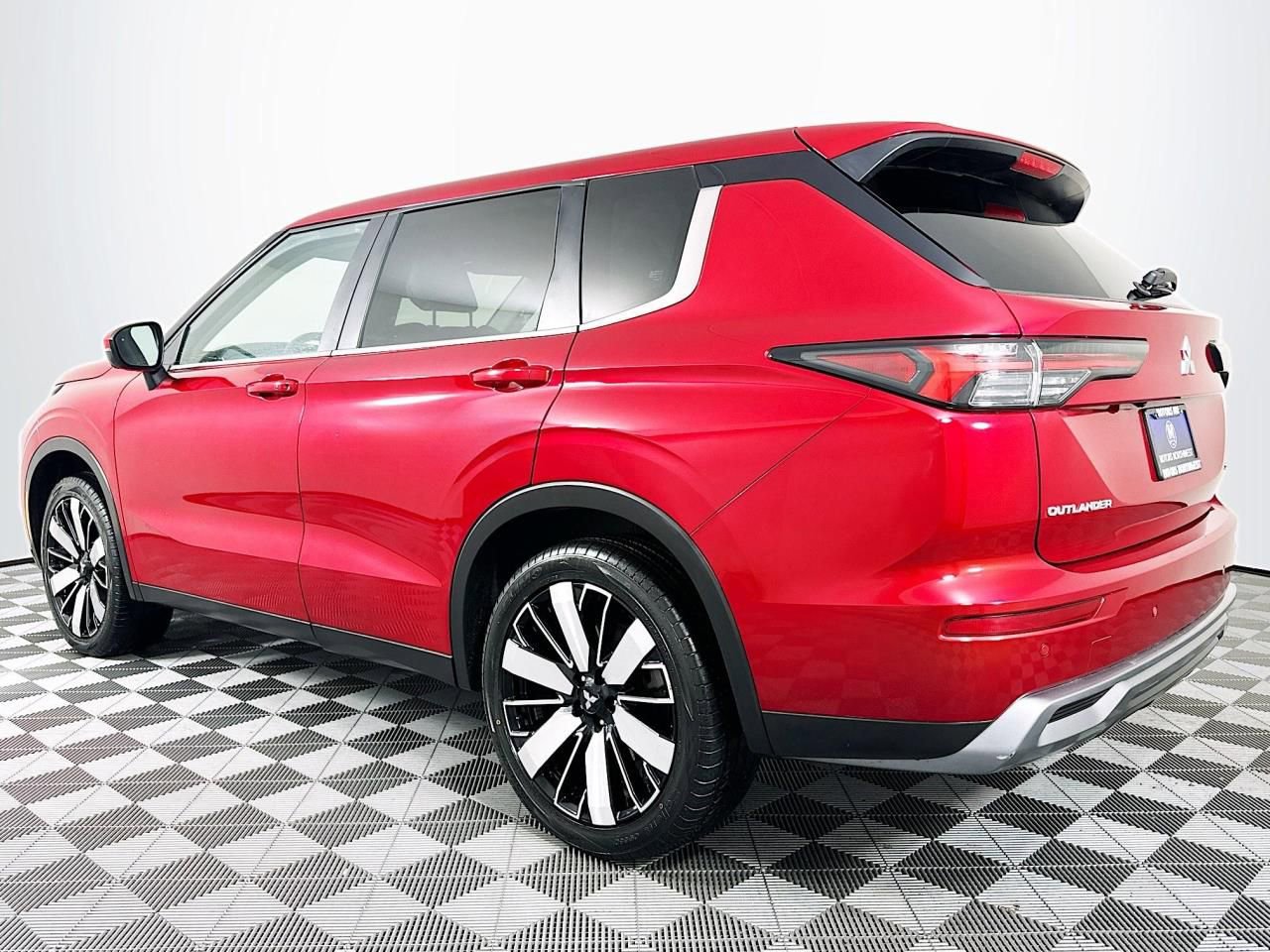 Used 2025 Mitsubishi Outlander SE image 8