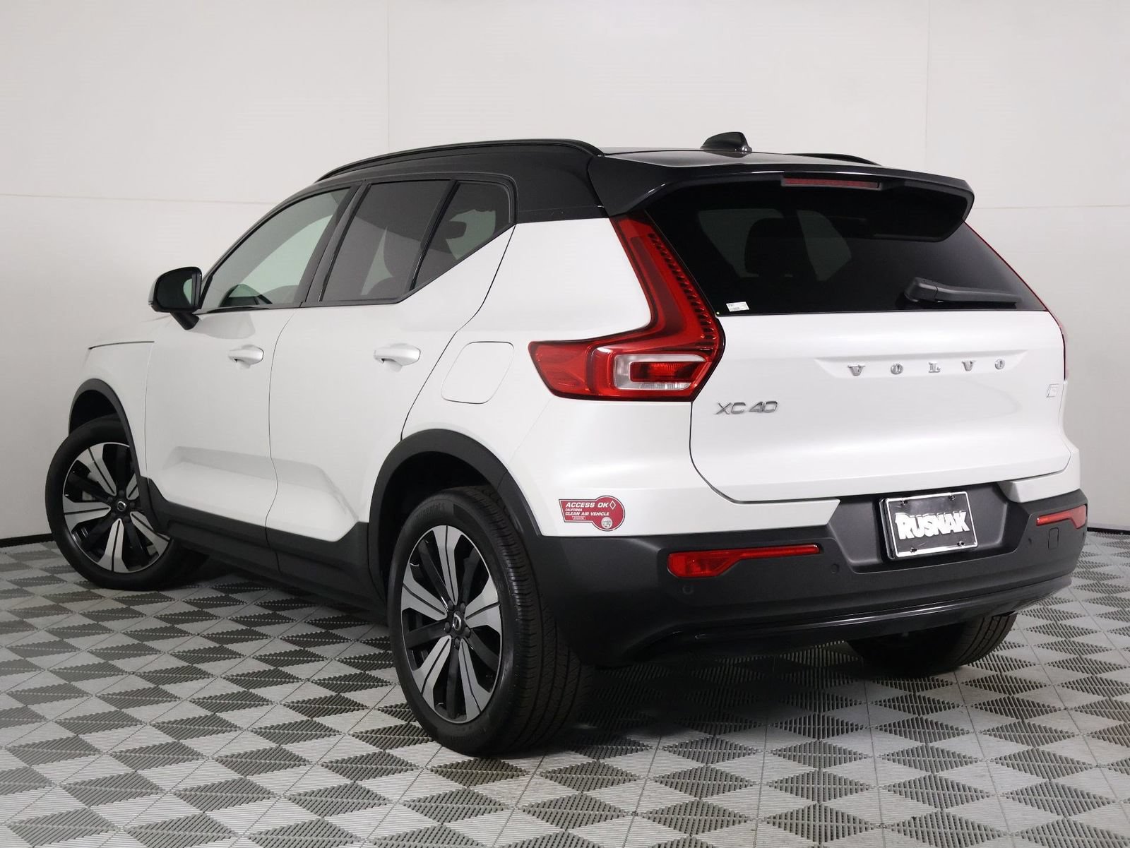Used 2023 Volvo XC40 Recharge Core AWD/4WD image 2