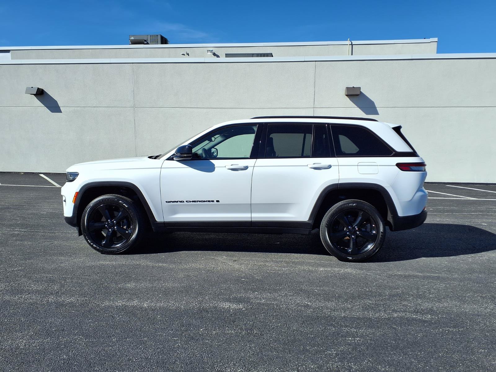 Used 2024 Jeep Grand Cherokee Altitude AWD/4WD image 8