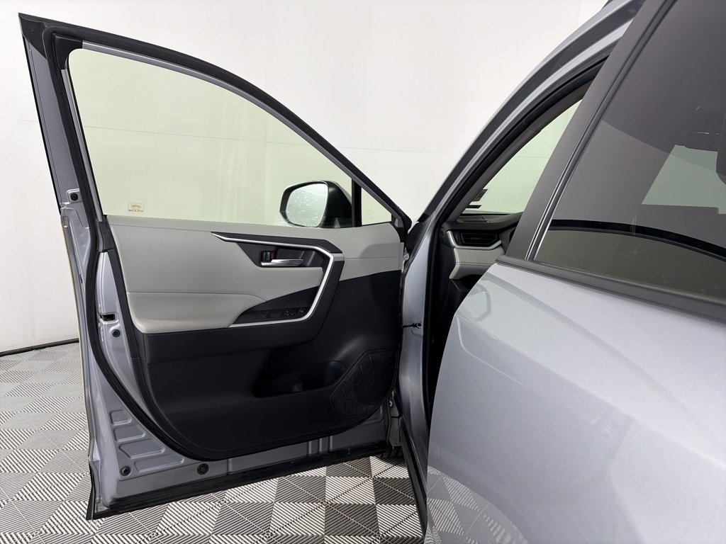 Used 2022 Toyota RAV4 XLE image 10