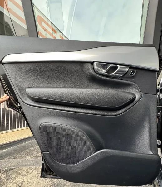 Used 2017 Volvo XC90 T6 Momentum w/ Vision Package image 21