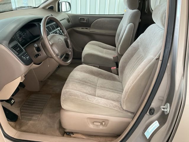 Used 1998 Toyota Sienna LE image 2