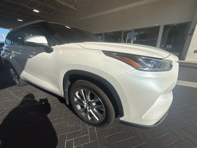 Used 2024 Toyota Highlander Limited FWD image 3