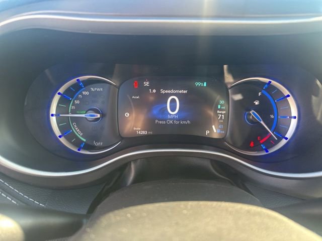 Used 2025 Chrysler Pacifica Select w/ Uconnect Theater Family Group image 28