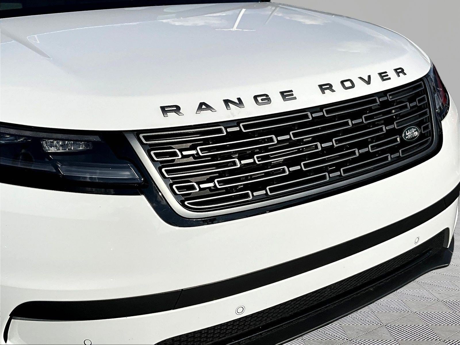Used 2025 Land Rover Range Rover Velar S AWD/4WD image 32