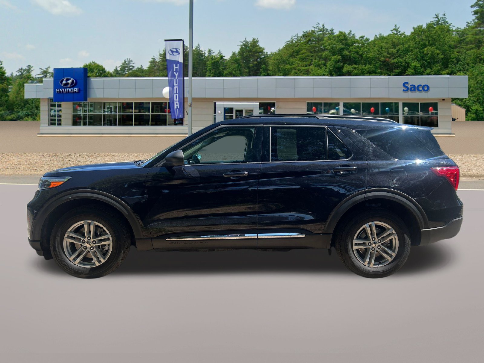 Used 2024 Ford Explorer XLT w/ Equipment Group 202A AWD/4WD image 9