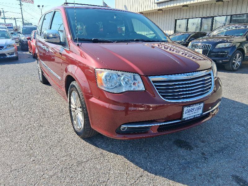 Used 2015 Chrysler Town & Country Touring-L w/ Driver Convenience Group image 2
