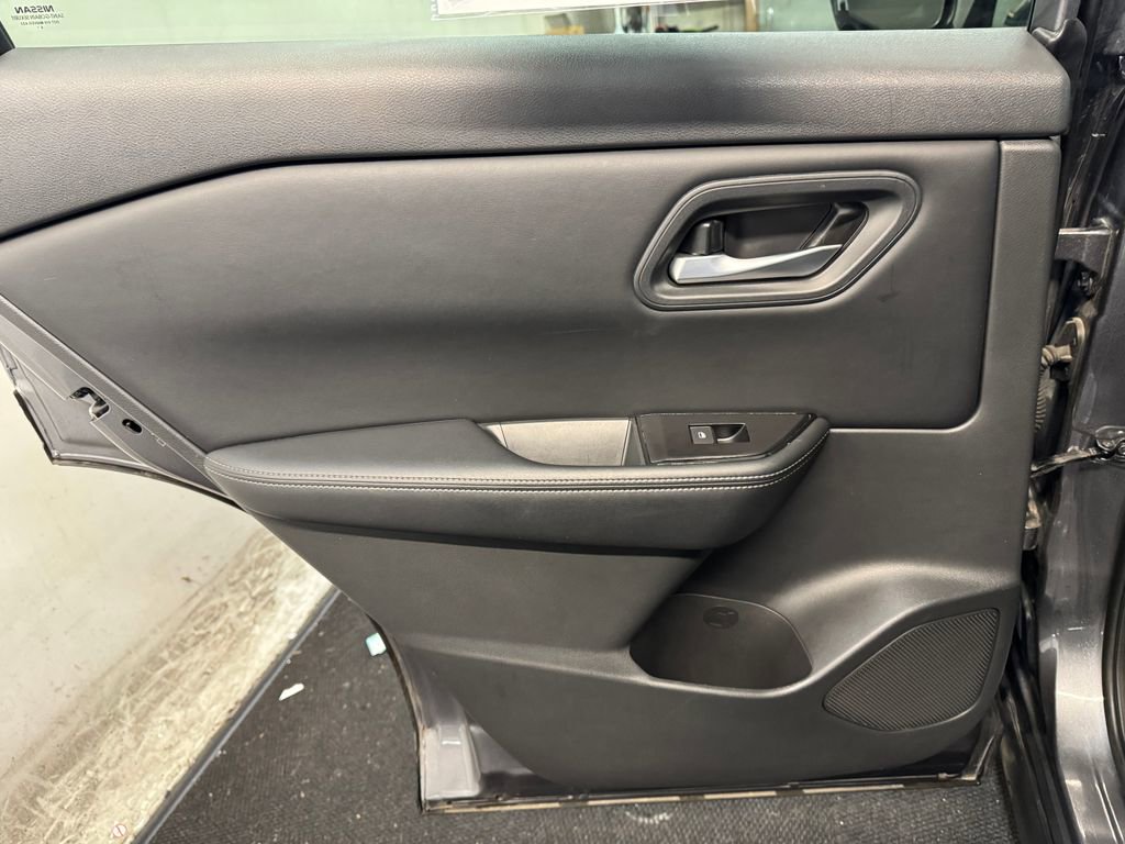 Used 2025 Nissan Rogue SV image 16