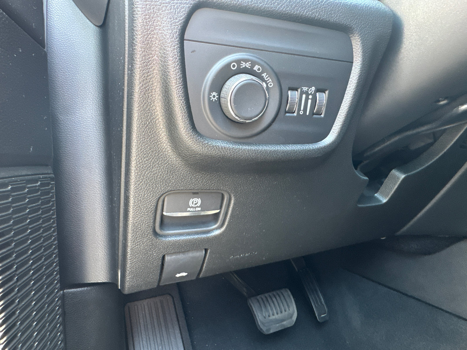 Used 2025 Jeep Grand Cherokee Laredo X RWD image 35