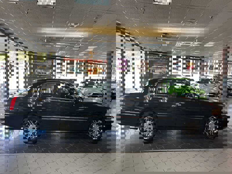 Used 2009 Lincoln Town Car Signature Limited image 5