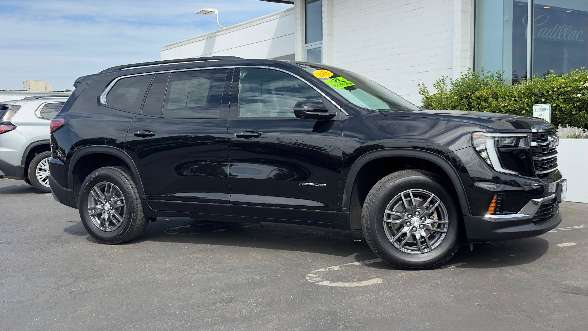 Used 2025 GMC Acadia Elevation FWD image 2