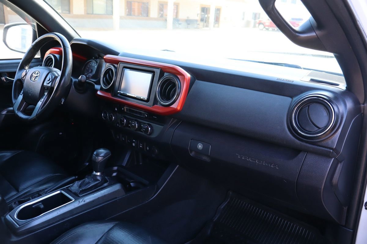 Used 2018 Toyota Tacoma TRD Off-Road AWD/4WD image 17