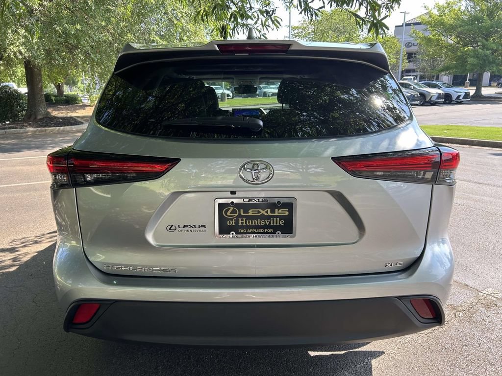 Used 2023 Toyota Highlander XLE FWD image 3
