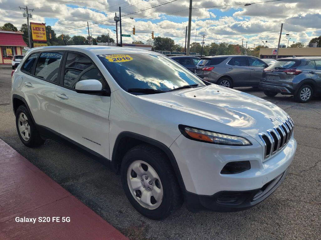Used 2016 Jeep Cherokee Sport image 3