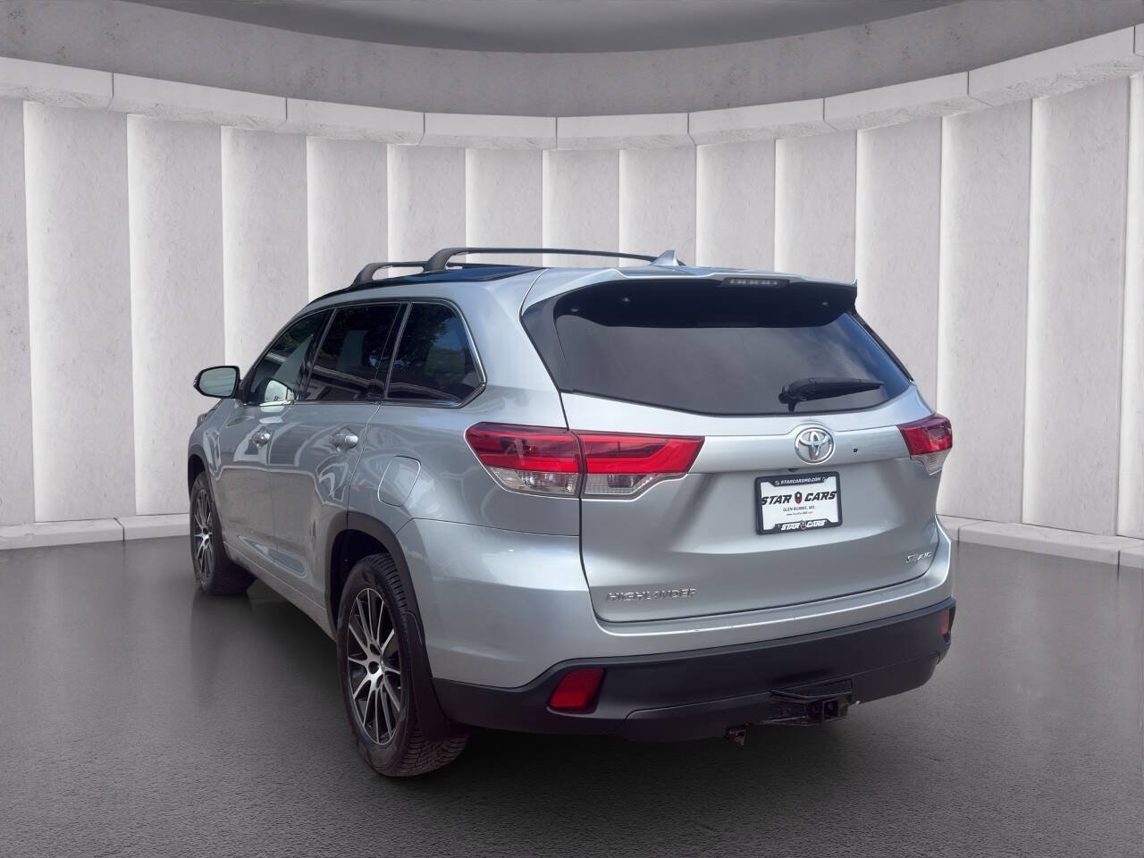 Used 2017 Toyota Highlander SE AWD/4WD image 3