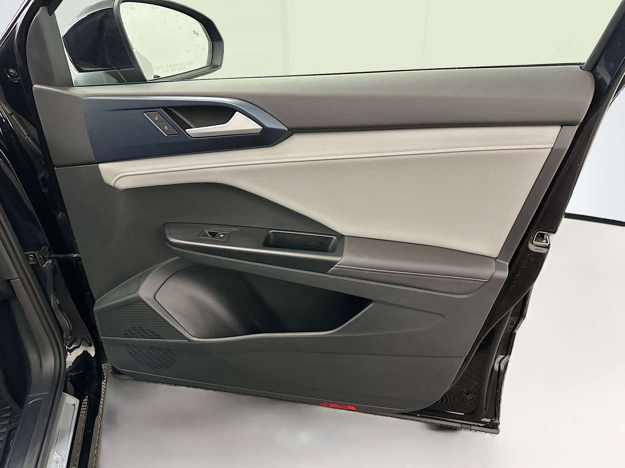 Used 2024 Volkswagen Taos SE w/ Panoramic Sunroof Package image 34