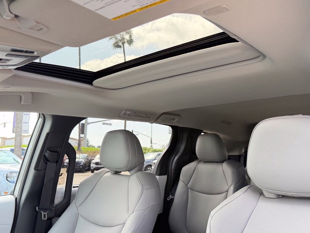 Used 2026 Toyota Sienna XLE FWD image 18