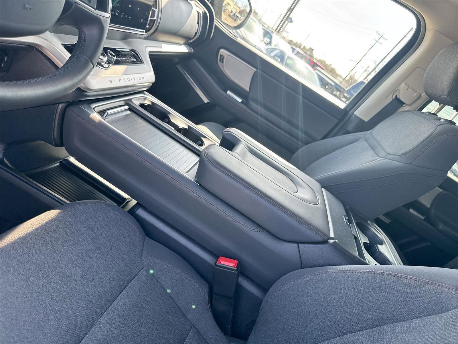 Certified 2025 Ford Expedition Active image 23