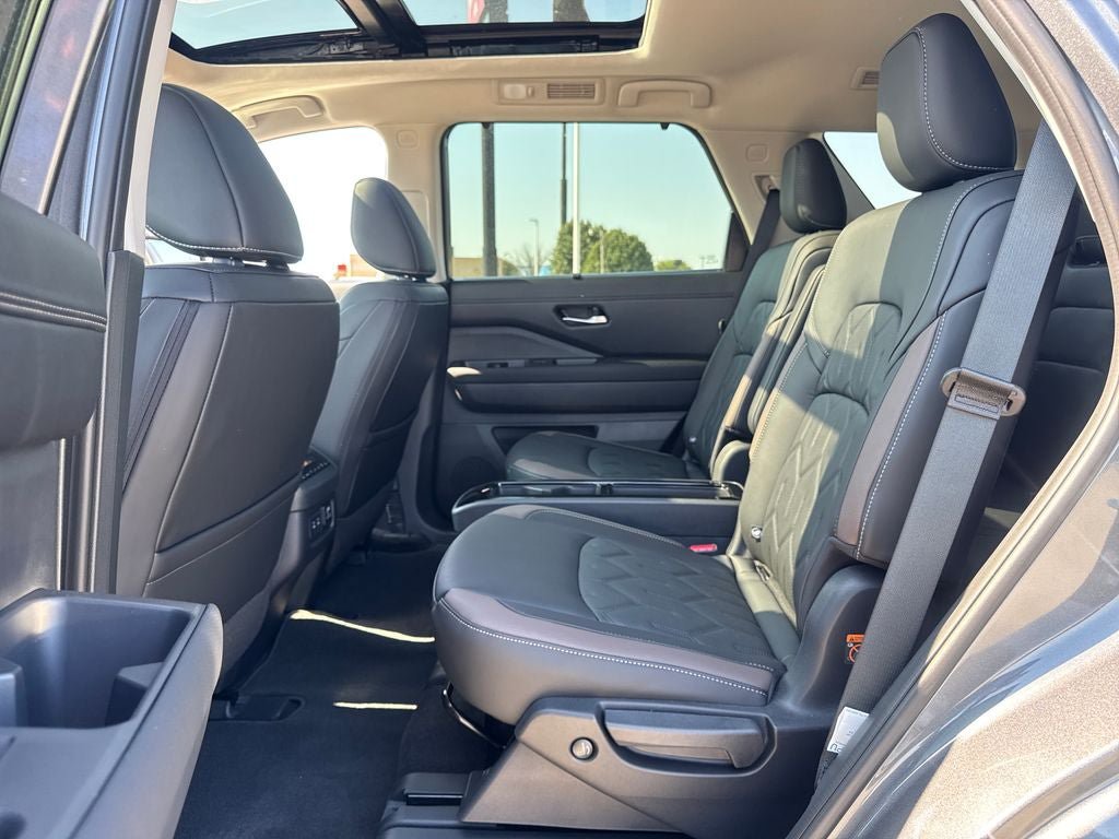 New 2026 Nissan Pathfinder Platinum AWD/4WD image 12