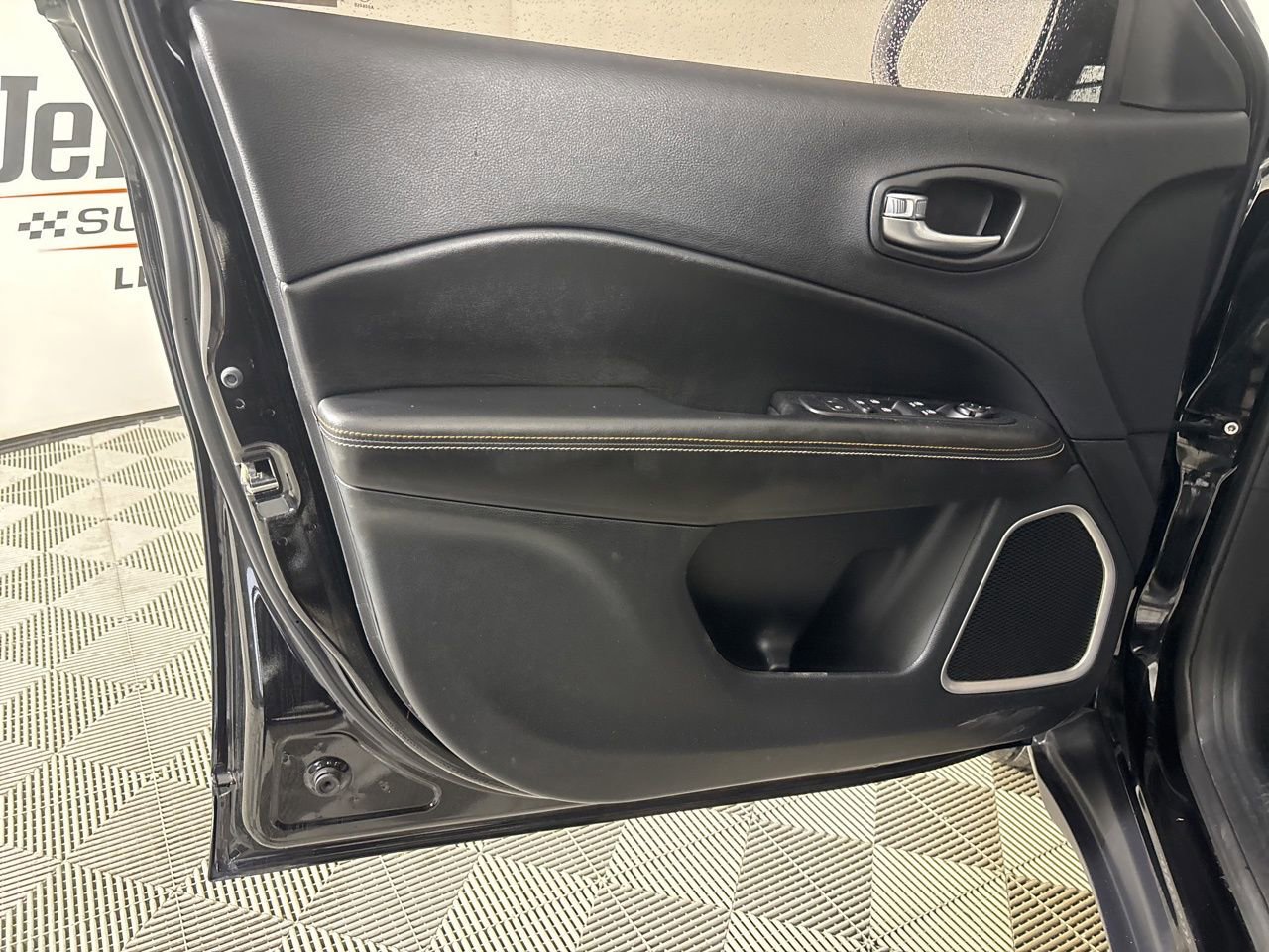 Used 2020 Jeep Compass Latitude image 9