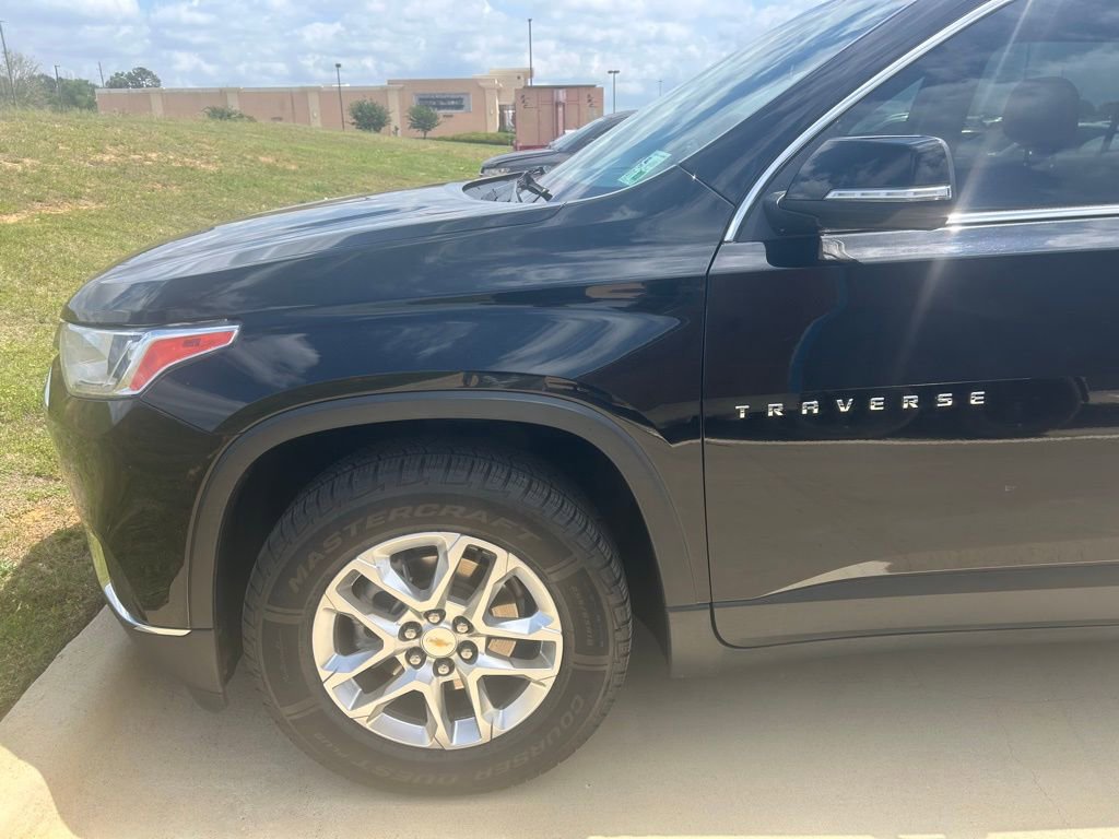 Used 2021 Chevrolet Traverse LT image 2
