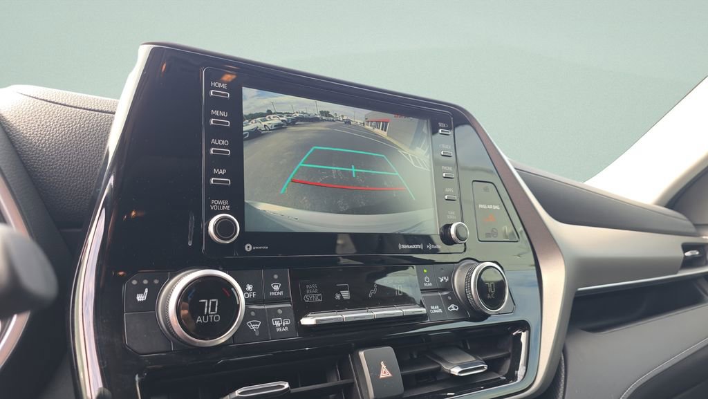 Used 2021 Toyota Highlander XLE image 17