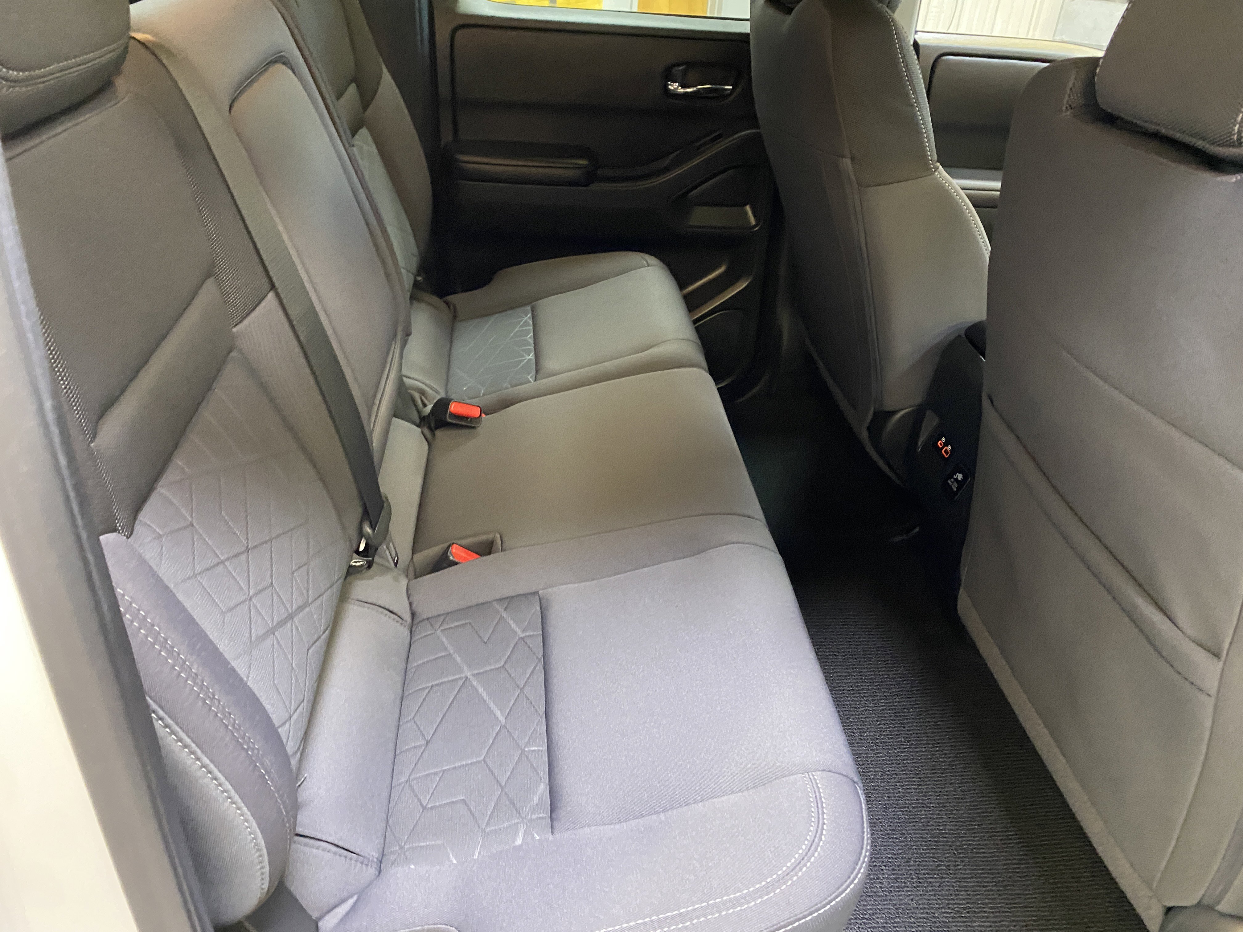 Used 2025 Nissan Frontier SV w/ SV Convenience Package image 25