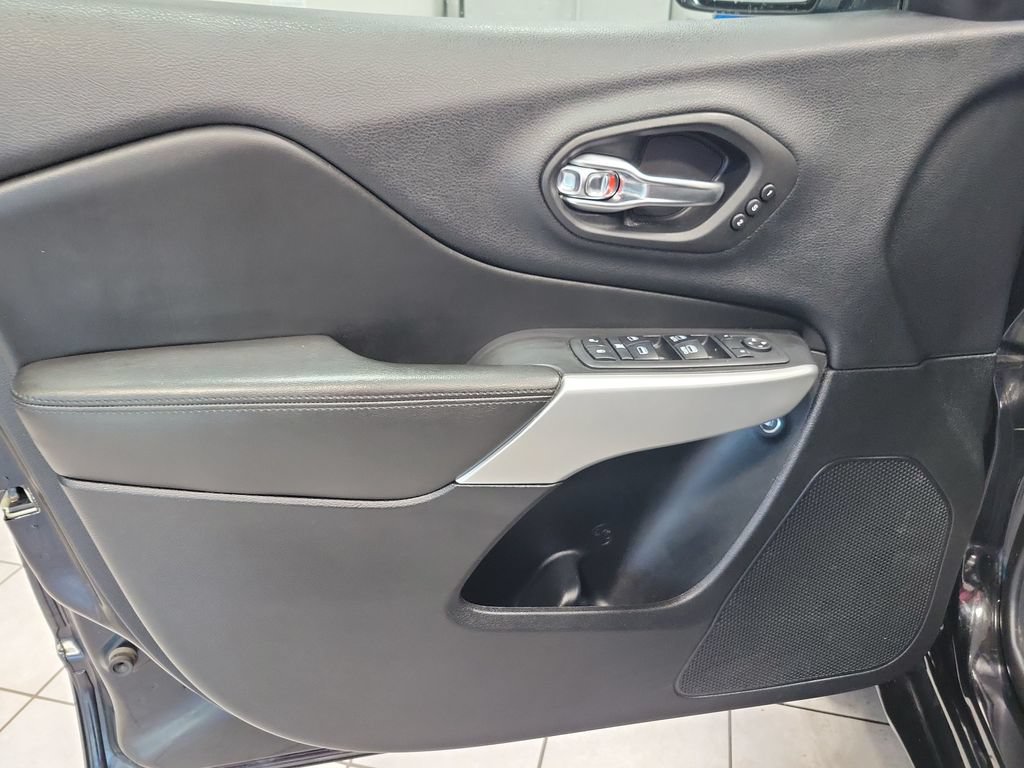 Certified 2018 Jeep Cherokee Overland w/ Technology Group AWD/4WD image 32
