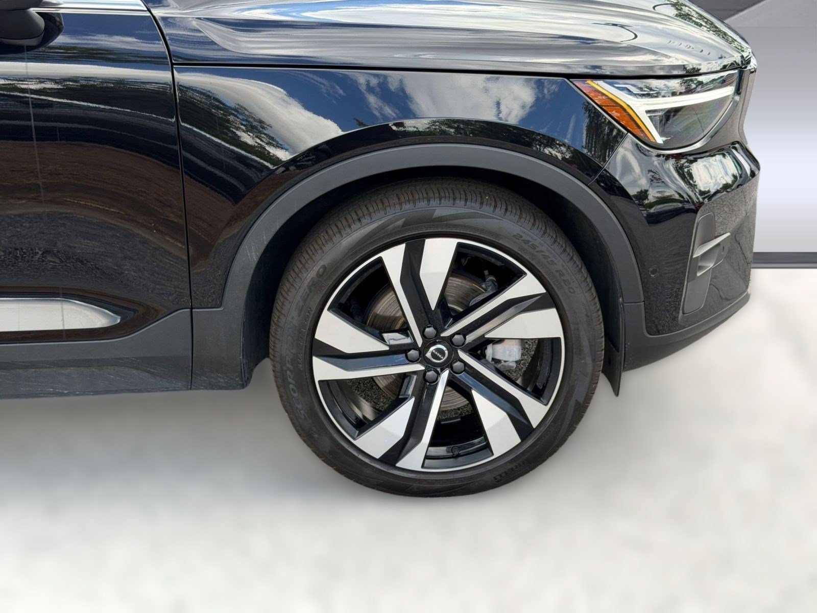 Certified 2024 Volvo XC40 B5 Ultimate w/ Protection Package Premier AWD/4WD image 13