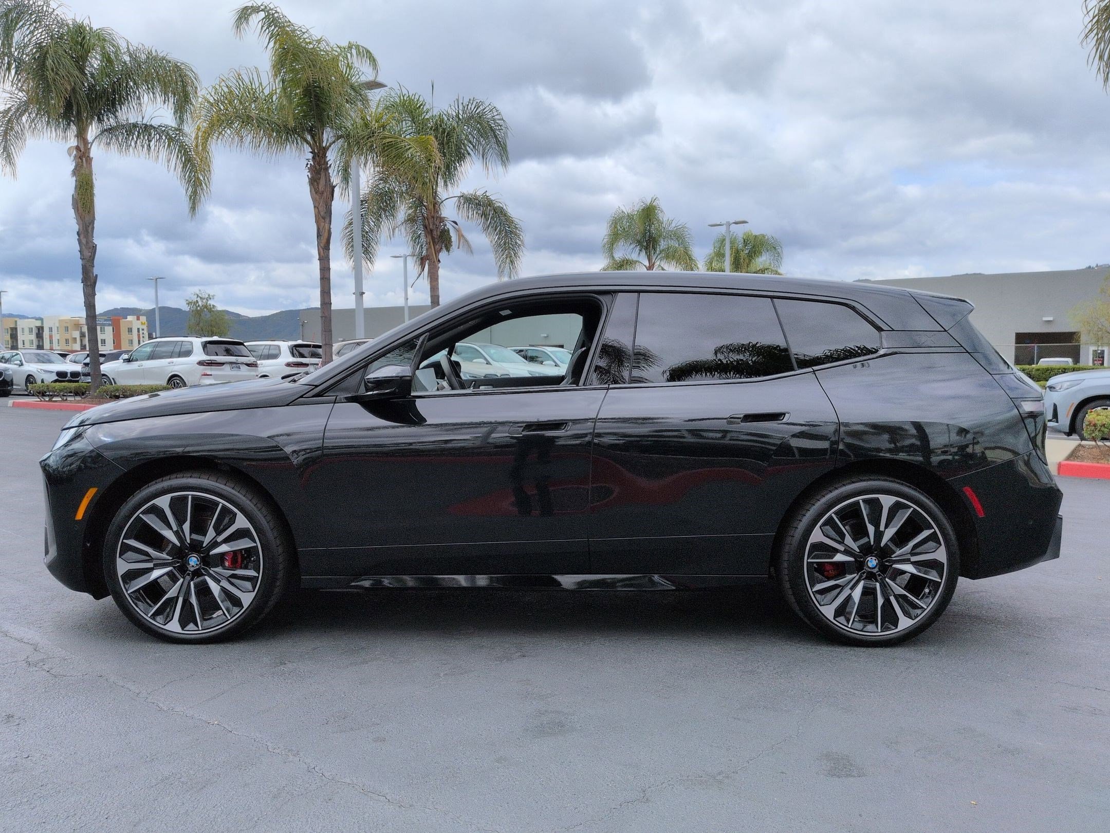 Used 2026 BMW iX xDrive60 w/ M Sport Package AWD/4WD image 7