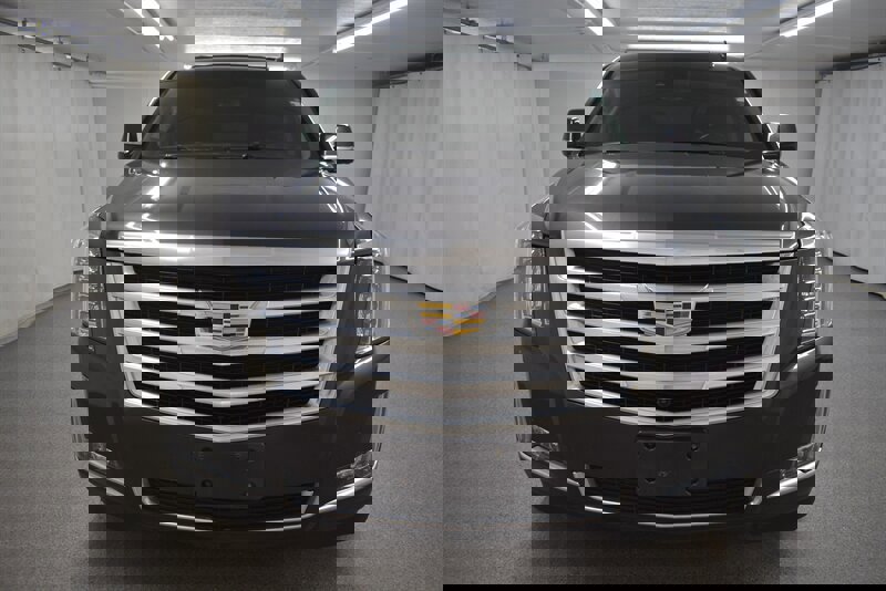 Used 2017 Cadillac Escalade ESV Luxury image 2