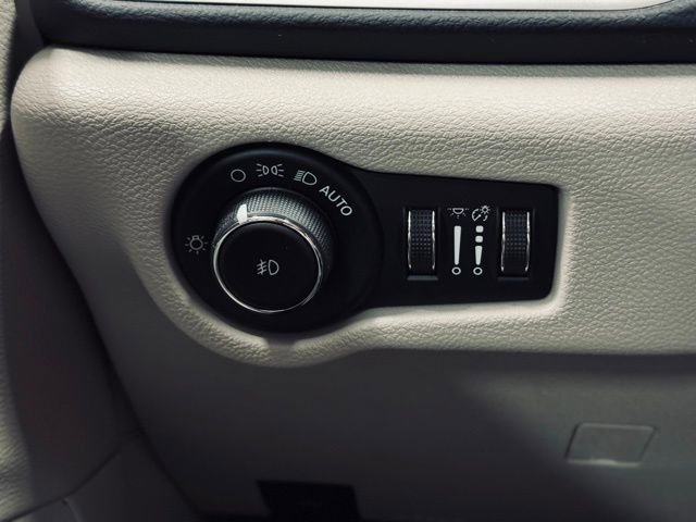 Used 2023 Chrysler Pacifica Touring-L FWD image 35