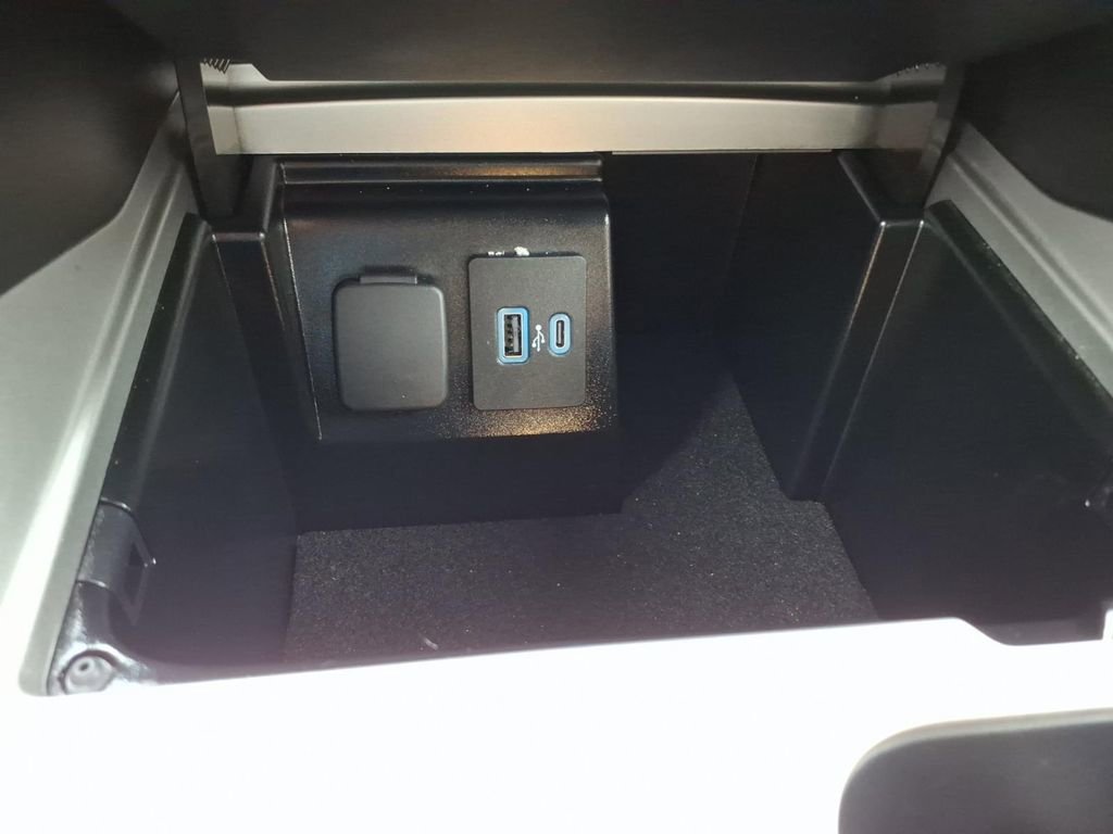 Used 2022 Ford Explorer XLT w/ Equipment Group 202A image 25