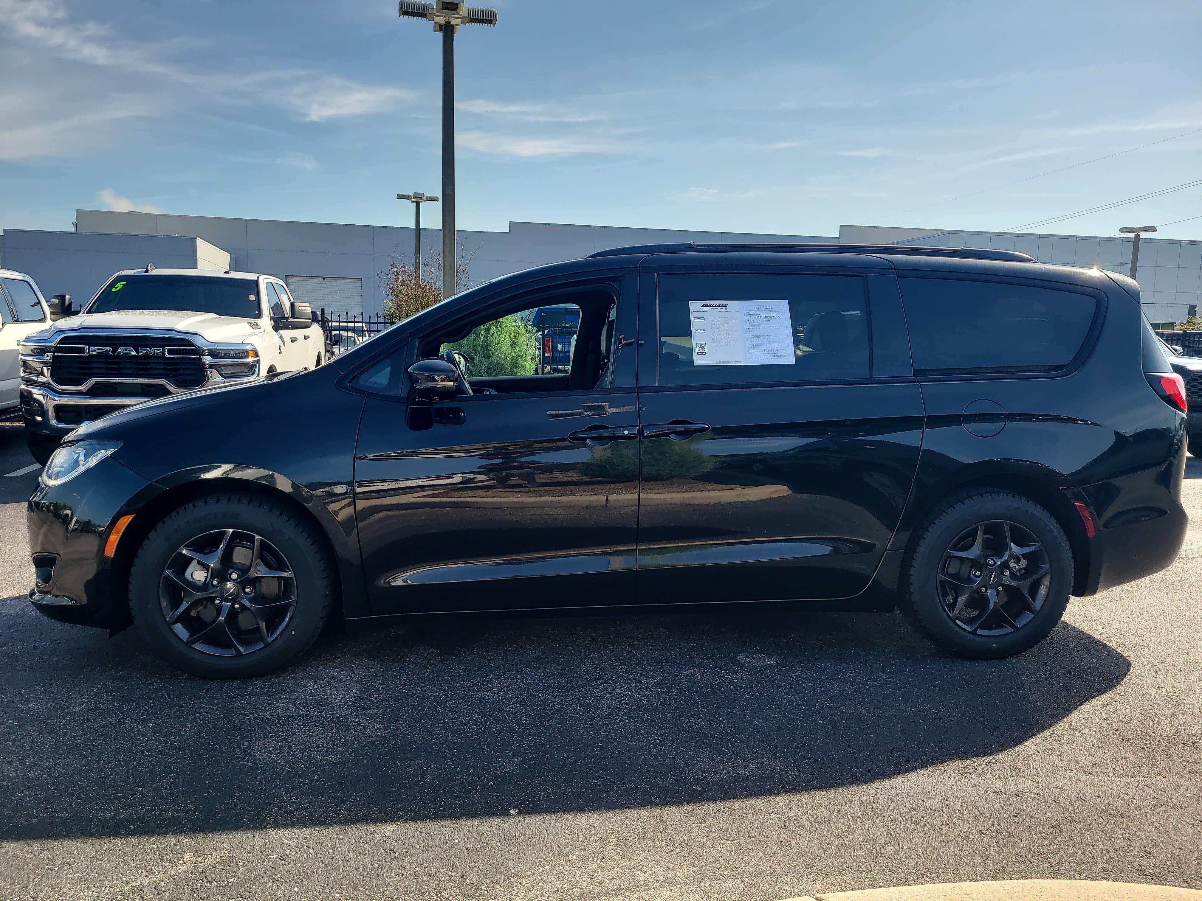 Used 2020 Chrysler Pacifica Limited w/ Advanced Safetytec Group FWD image 7