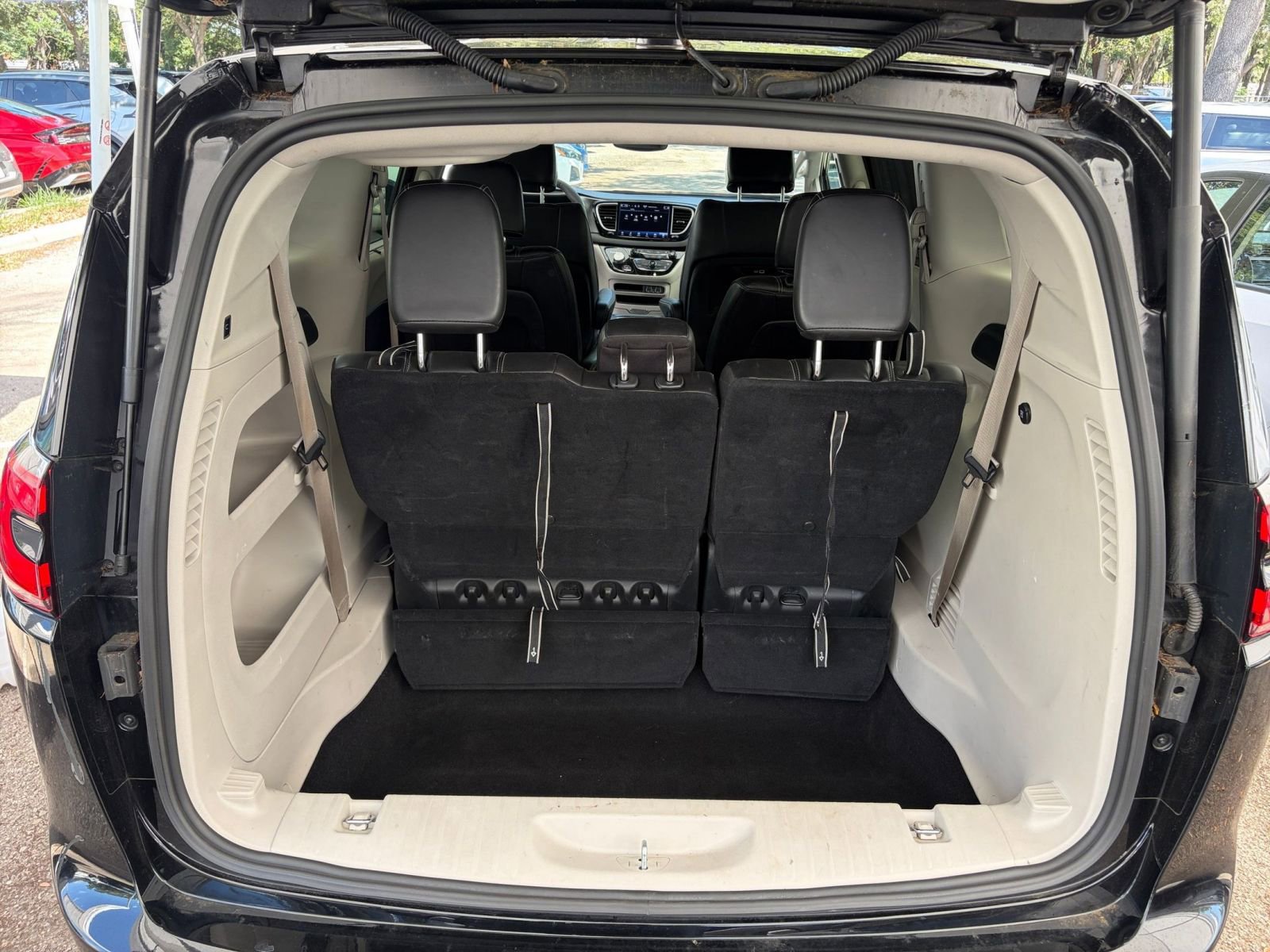 Used 2024 Chrysler Pacifica Touring-L FWD image 34