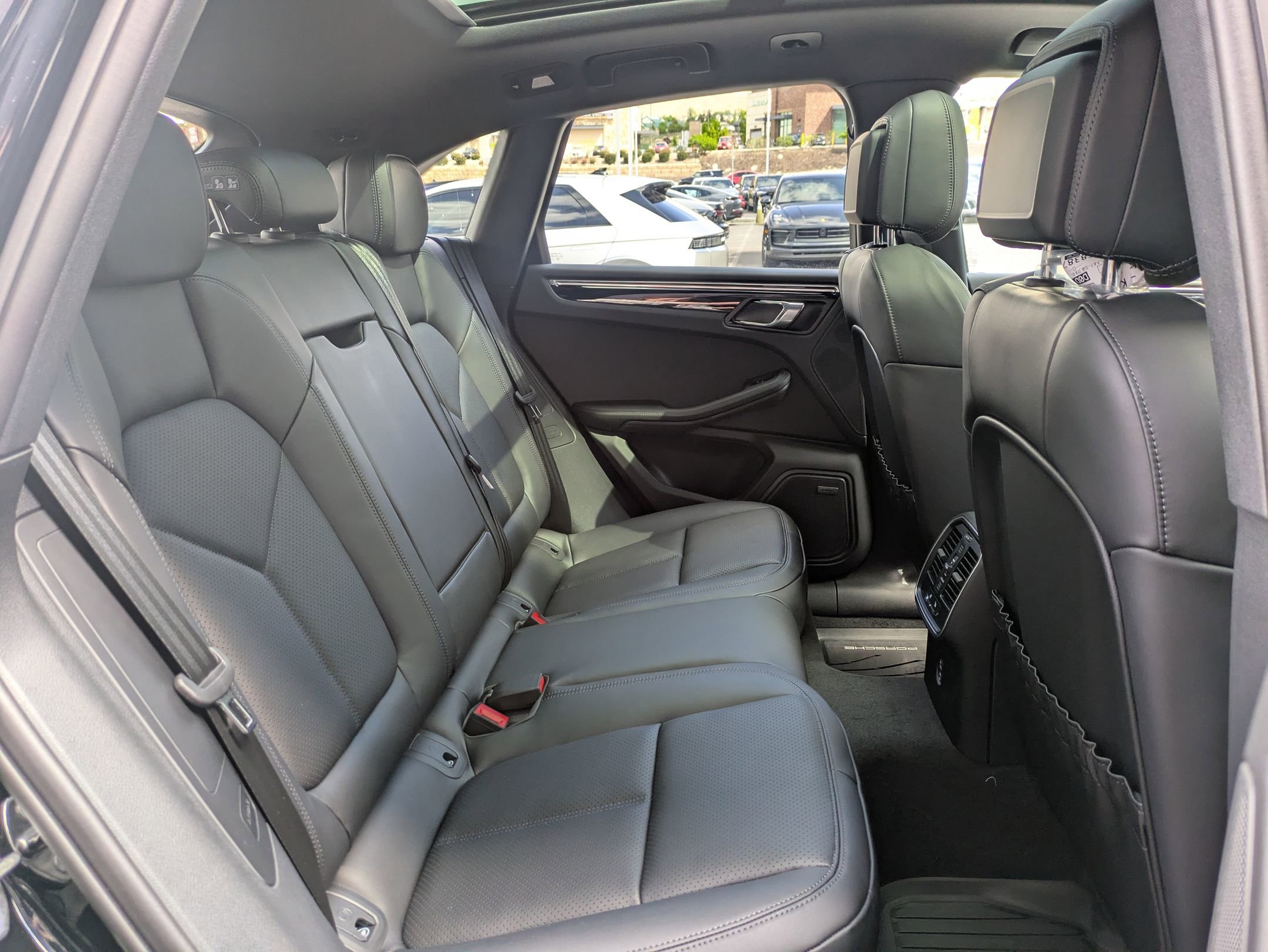 Certified 2025 Porsche Macan image 25