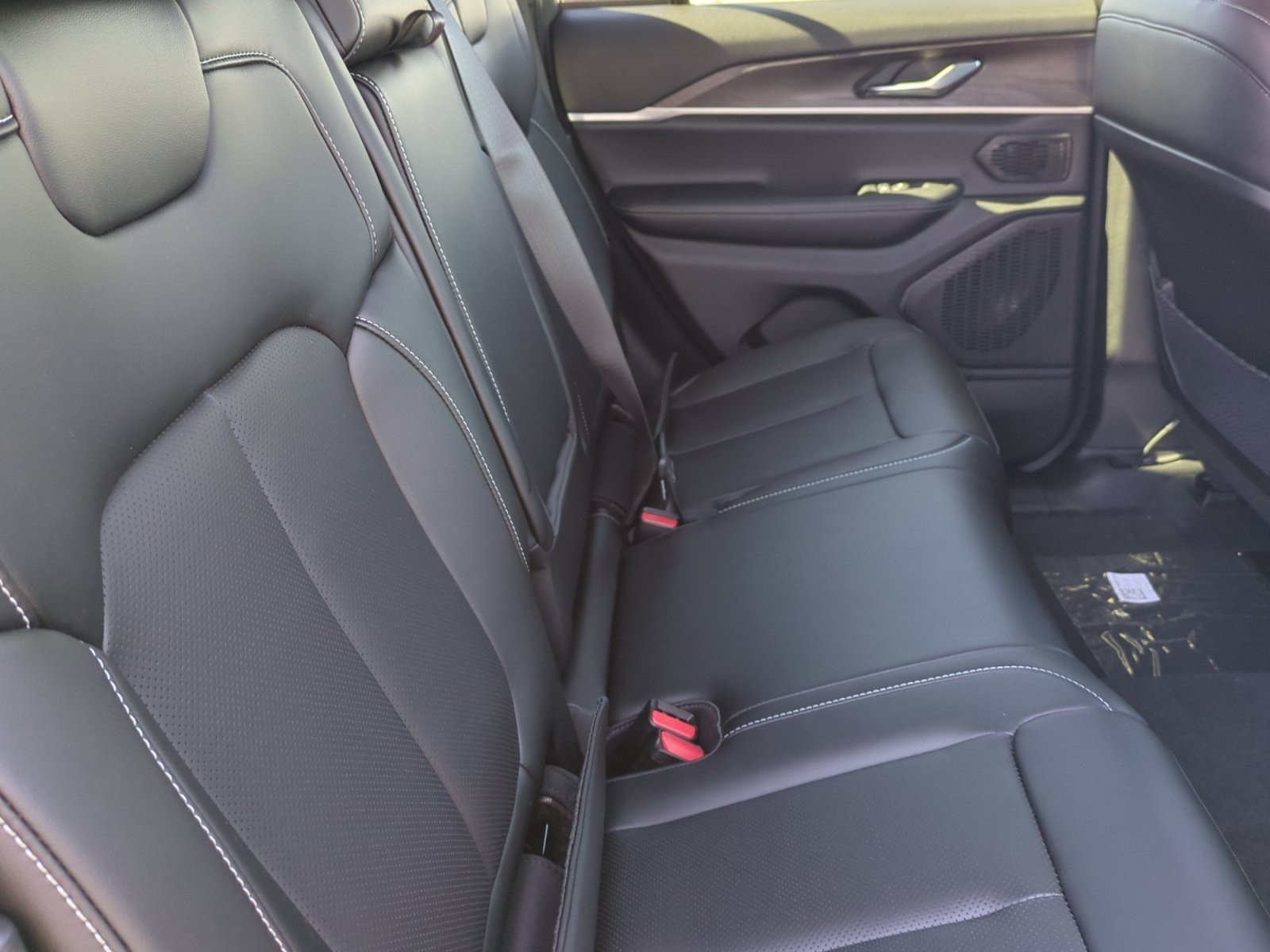 New 2026 Jeep Grand Cherokee Limited w/ Luxury Tech Group II AWD/4WD image 18