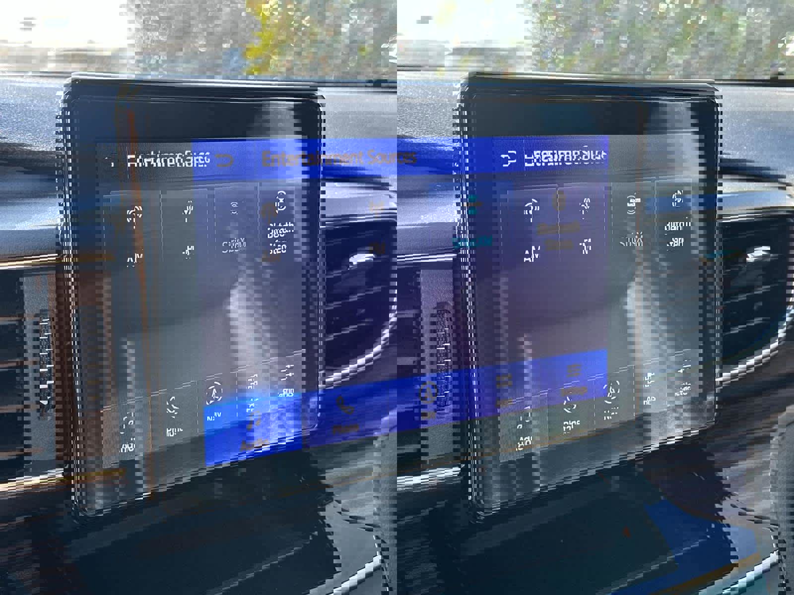 Used 2022 Ford Explorer Limited image 16