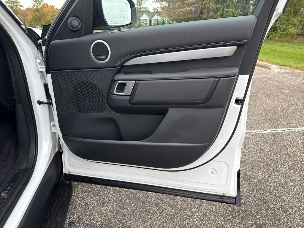 Used 2025 Land Rover Discovery Dynamic SE AWD/4WD image 17