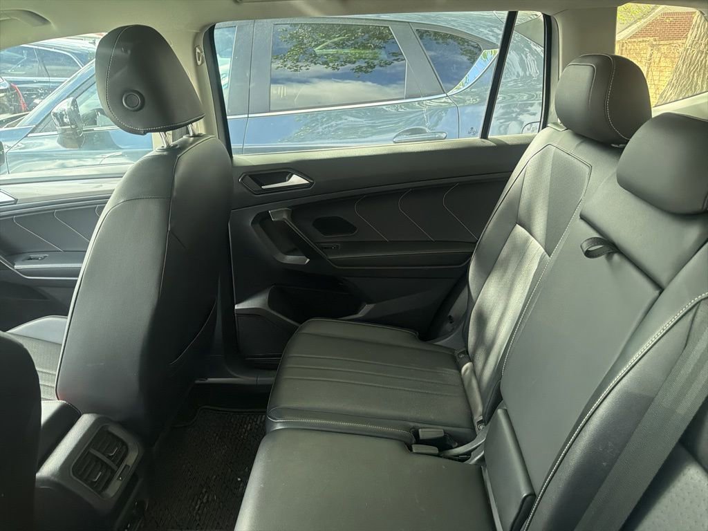 Used 2022 Volkswagen Tiguan SE w/ Panoramic Sunroof Package image 9