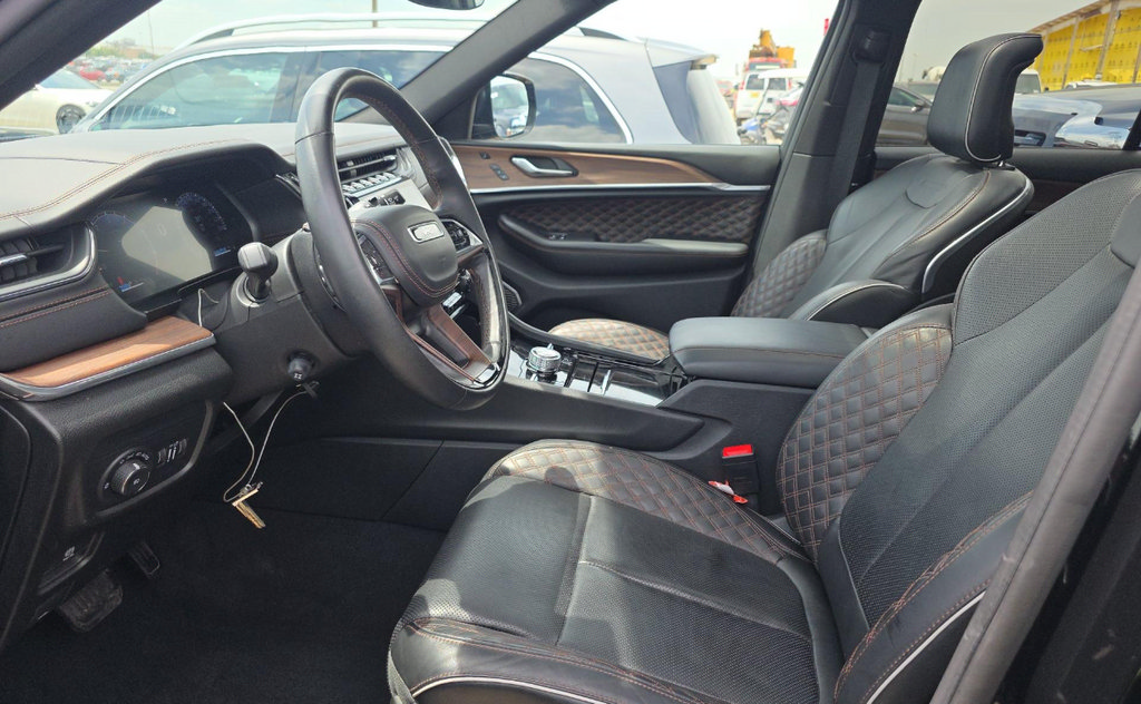 Used 2025 Jeep Grand Cherokee Summit w/ Obsidian Package AWD/4WD image 6
