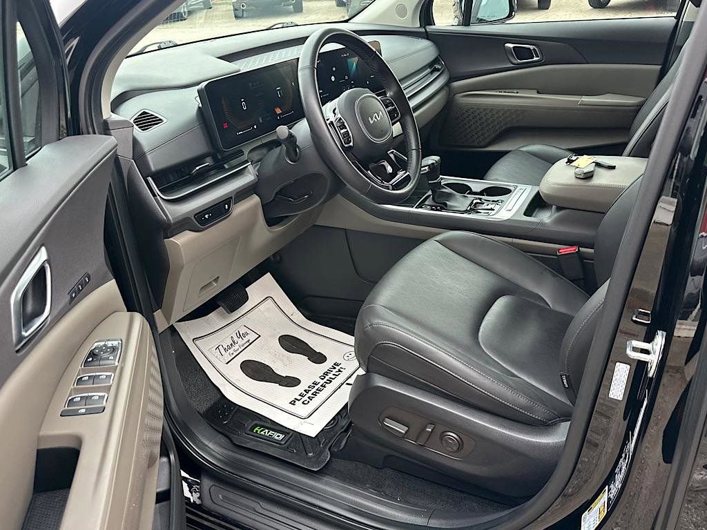 Used 2025 Kia Carnival EX image 10