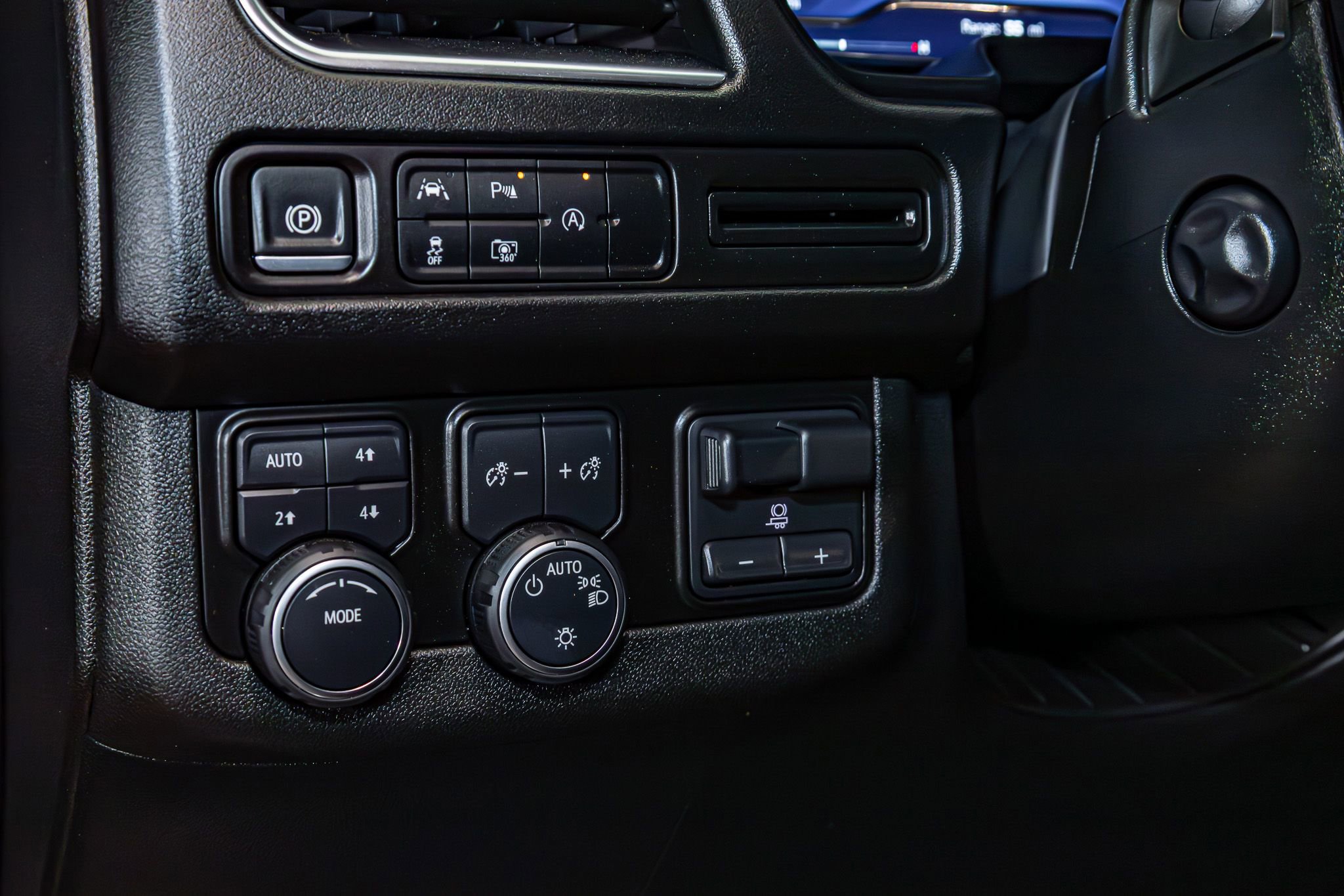 Used 2024 Chevrolet Suburban RST w/ Luxury Package AWD/4WD image 18