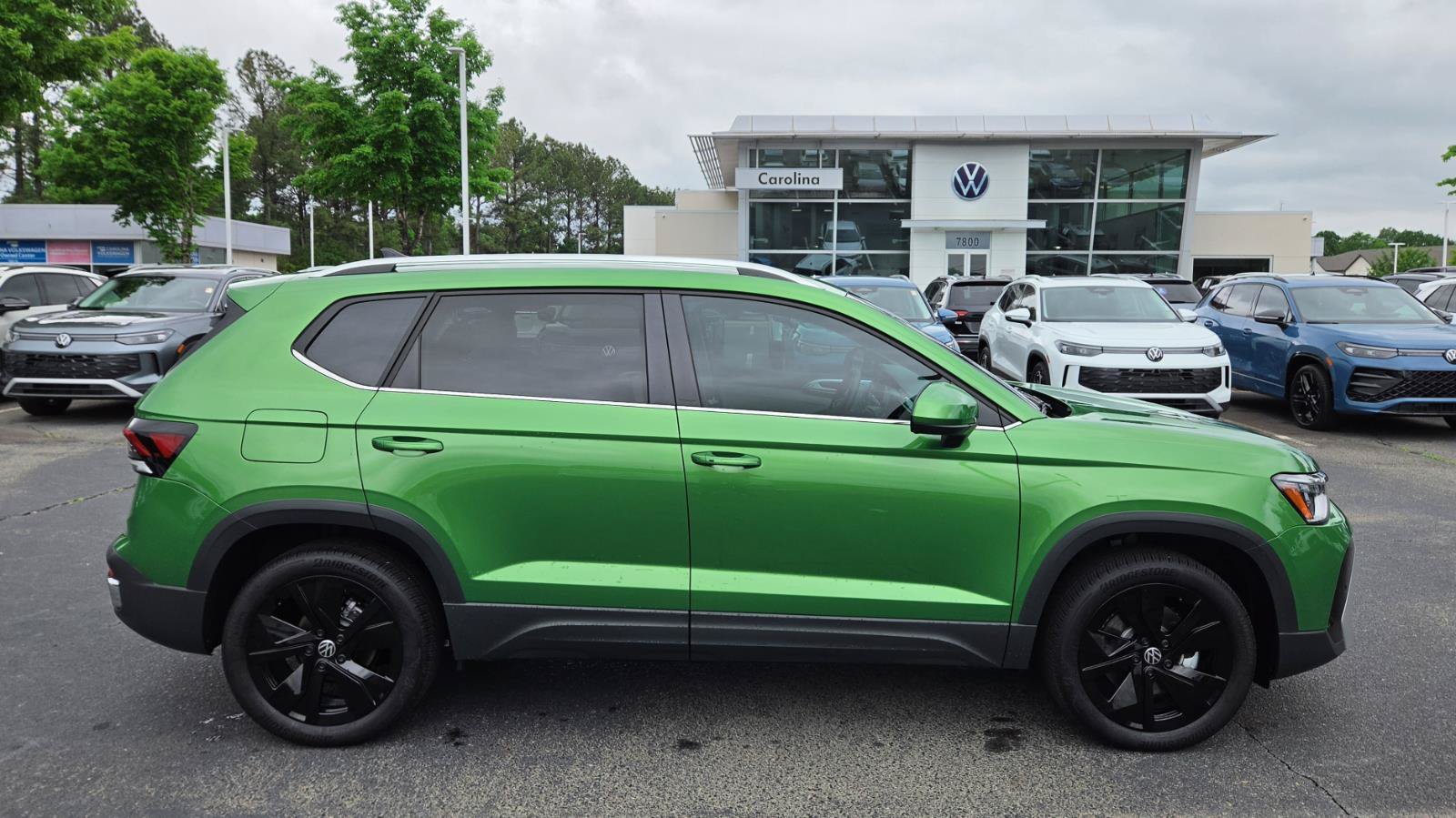 Certified 2025 Volkswagen Taos SE w/ Panoramic Sunroof Package FWD image 6