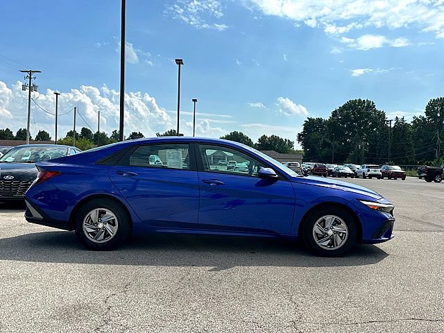 Certified 2025 Hyundai Elantra SE w/ Cargo Package FWD image 12